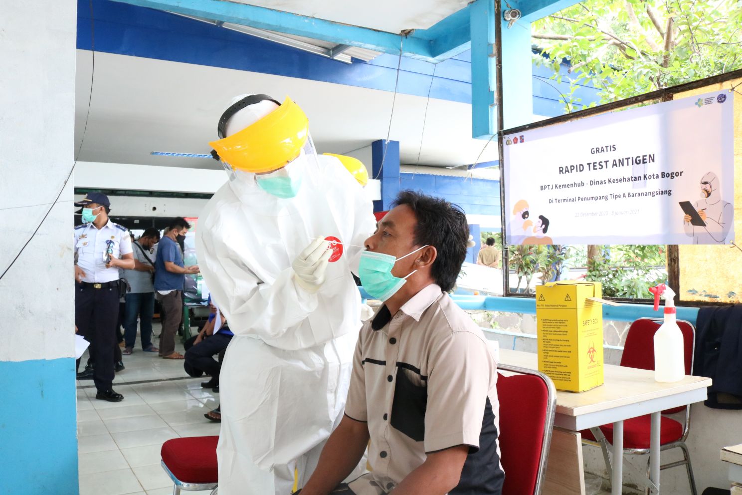 Pelaksanaan Tes Rapid Antigen bagi Pengemudi dan Penumpang di Terminal Baranangsiang