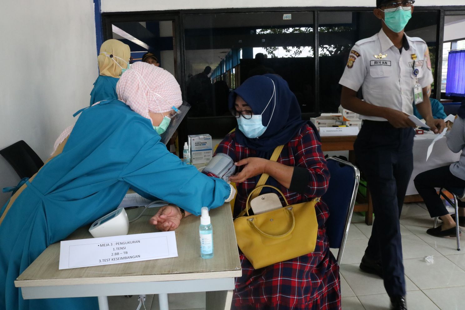 Pelaksanaan Rapid Tes Antigen bagi Pengemudi dan Penumpang di Terminal Baranangsiang